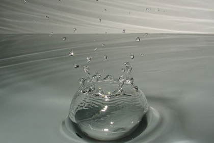 ¿El agua no es húmeda? La ciencia explica uno de los mitos más comunes