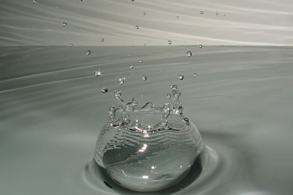 ¿El agua no es húmeda? La ciencia explica uno de los mitos más comunes