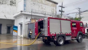 Aparatoso incendio en Banreservas es enfrentado por 16 unidades de bomberos