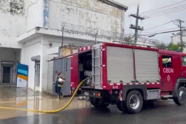 Aparatoso incendio en Banreservas es enfrentado por 16 unidades de bomberos