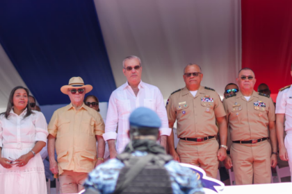 Abinader encabeza desfile en Azua y honra la histórica Batalla del 19 de Marzo