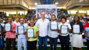 Luis Abinader entrega más de 2,300 títulos en San Pedro de Macorís y transforma la vida de miles de familias