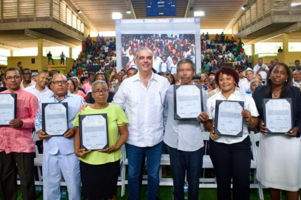 Luis Abinader entrega más de 2,300 títulos en San Pedro de Macorís y transforma la vida de miles de familias