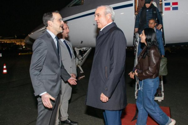 Luis Abinader inicia visita oficial a París para fortalecer la transparencia y la cooperación internacional