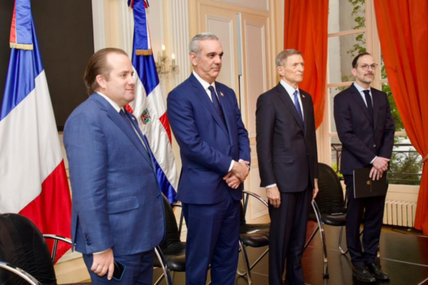 Abinader se reúne con dominicanos en París y reafirma apoyo a la diáspora