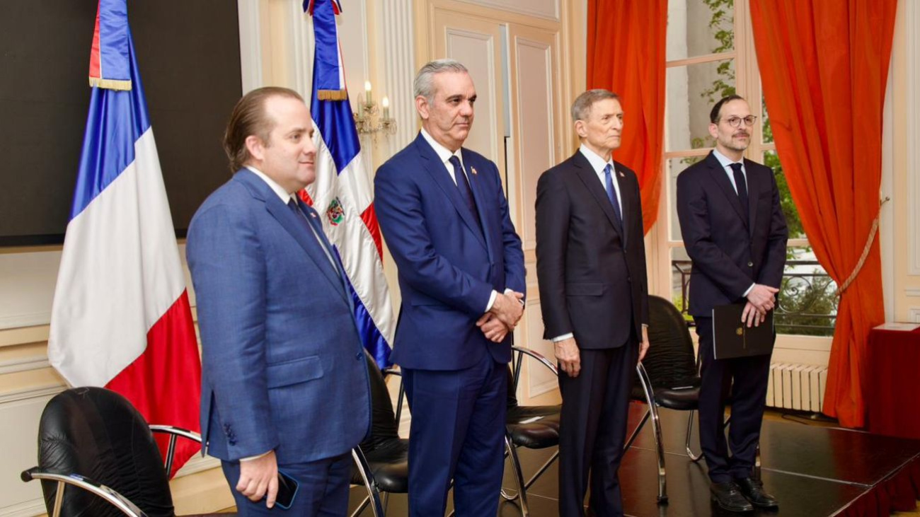 Abinader se reúne con dominicanos en París y reafirma apoyo a la diáspora