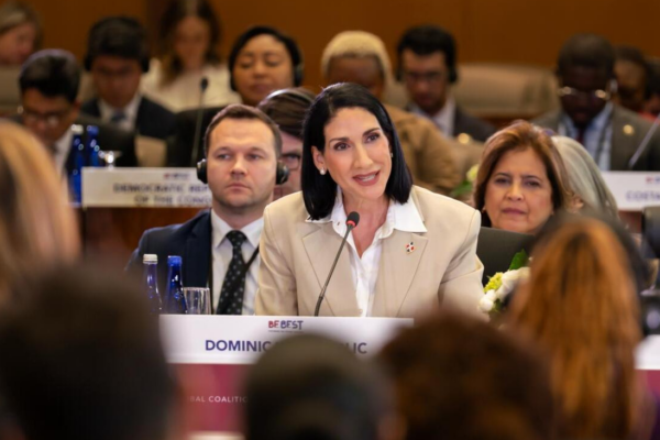 Raquel Arbaje destaca avances en educación digital en foro global impulsado por Melania Trump