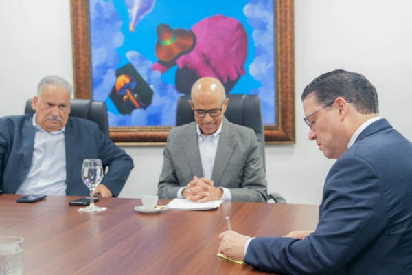 «Ministro Sanz Lovatón convoca al sector de provisiones para garantizar abastecimiento frente a la crisis en Medio Oriente»