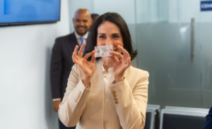 Raquel Arbaje estrena nueva licencia de conducir y destaca modernización del sistema nacional