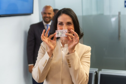 Raquel Arbaje estrena nueva licencia de conducir y destaca modernización del sistema nacional