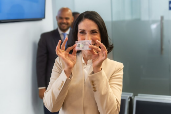 Raquel Arbaje estrena nueva licencia de conducir y destaca modernización del sistema nacional