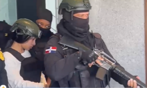 Yailin “La Más Viral” enfrenta solicitud de medida de coerción por porte ilegal de armas tras su detención en Los Mina