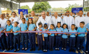 Abinader encabeza inauguración de cancha techada en el Centro Educativo Blanca Mascaró
