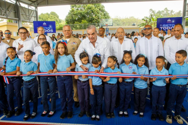 Abinader encabeza inauguración de cancha techada en el Centro Educativo Blanca Mascaró