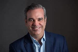 Presidente Abinader refuerza su agenda de trabajo en Semana Santa