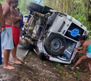 Cinco heridos tras vuelco de ambulancia del 9-1-1 en Don Juan
