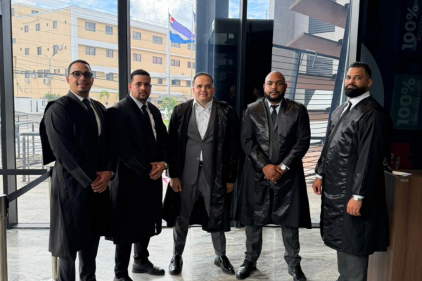 Abogados de Charlizze Hernández anuncian querella contra coronel de la Policía por agresión