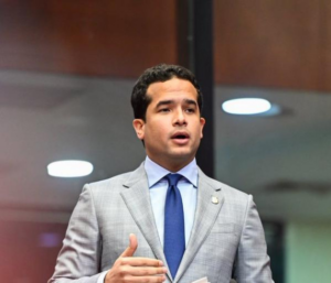 Omar Fernández advierte sobre la “dura realidad” del país y cuestiona prioridades del Gobierno