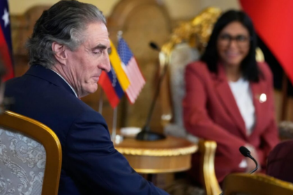 EE.UU. y Venezuela estrechan cooperación minera: Burgum se reúne con Delcy Rodríguez en Miraflores