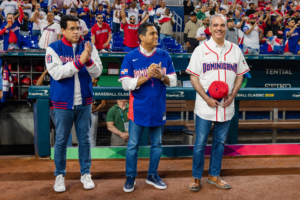 Abinader lanza la primera bola en el debut de Dominicana en el Clásico Mundial de Béisbol