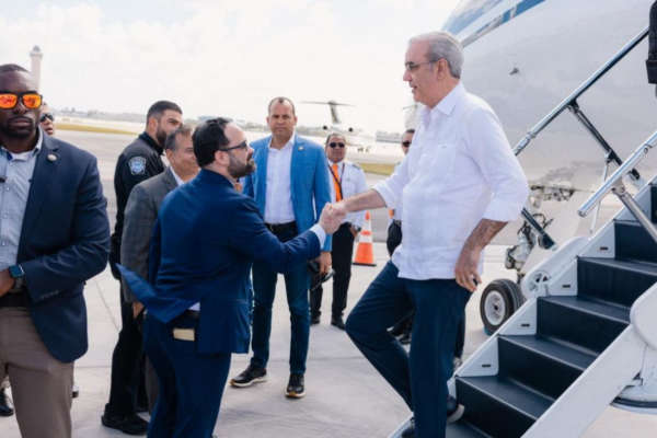 Abinader llega a Miami para participar en la cumbre “Escudo de las Américas” convocada por Trump