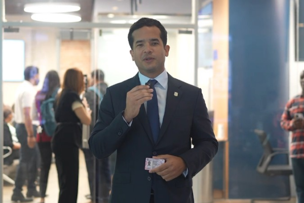 Omar Fernández llama a los ciudadanos a mantener su licencia de conducir al día para reforzar la seguridad vial
