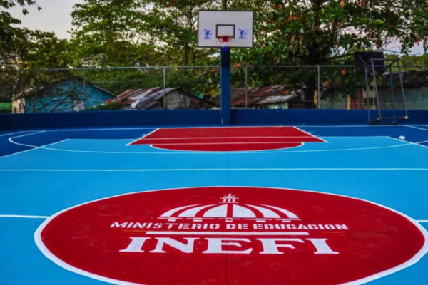 Inefi impulsa el deporte escolar con la entrega de 48 canchas remozadas en todo el país
