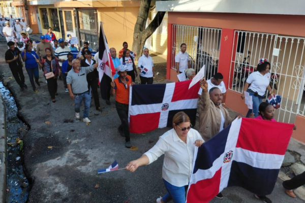 Capotillo se viste de patria con caminata cívica en honor a los Padres de la Patria