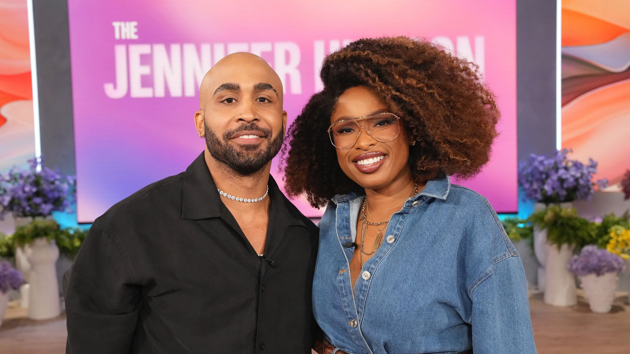 Caramelo hace historia: el único dominicano en presentarse tres veces enThe Jennifer Hudson Show