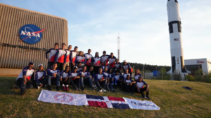 Jóvenes dominicanos hacen historia con rover más liviano en desafío de exploración espacial