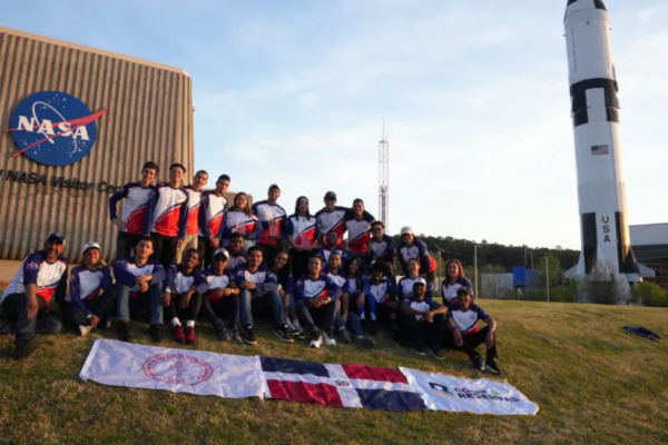Jóvenes dominicanos hacen historia con rover más liviano en desafío de exploración espacial