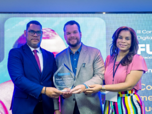 FUCIMDRES reconoce a Orlando Jorge Villegas por impulso a los medios en la era IA