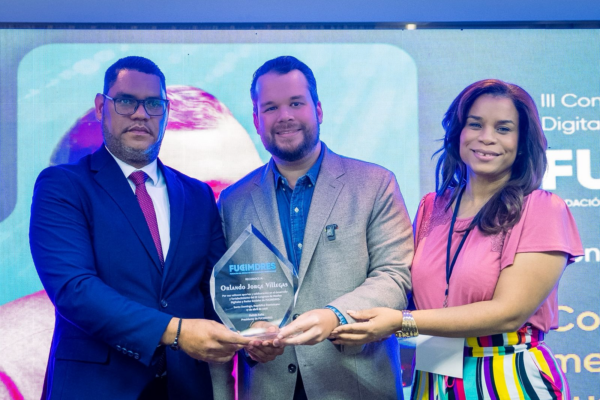 FUCIMDRES reconoce a Orlando Jorge Villegas por impulso a los medios en la era IA