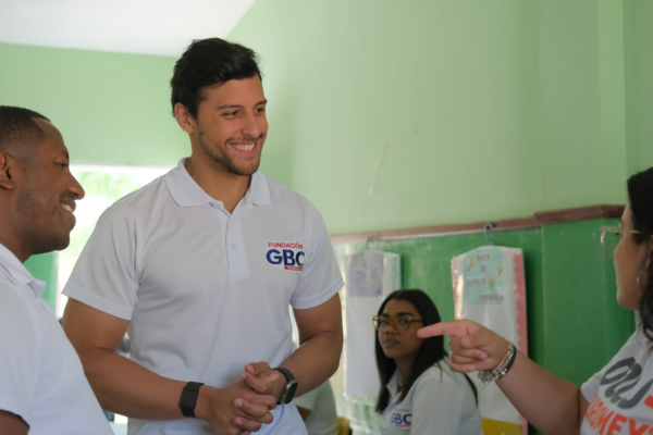 Raymond Rodríguez y Fundación GBC benefician a 300 familias en Los Peralejos