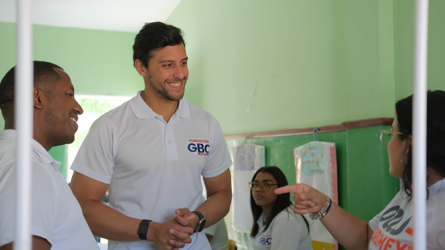 Raymond Rodríguez y Fundación GBC benefician a 300 familias en Los Peralejos