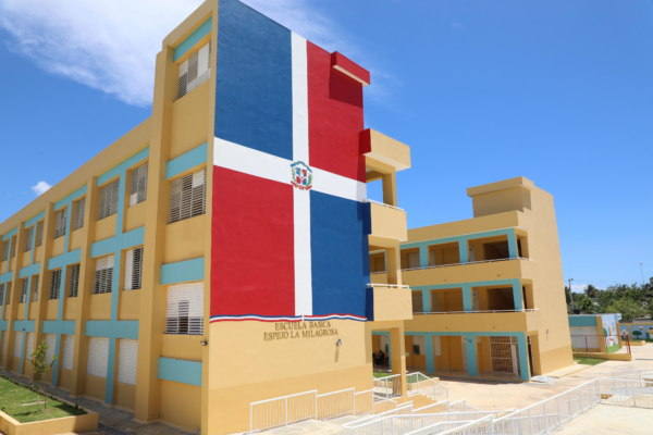 Abinader inaugura escuela básica en La Ureña, Santo Domingo Este