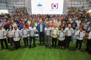 Más de 8,000 familias de Los Guandules reciben seguridad jurídica y acceso a desarrollo