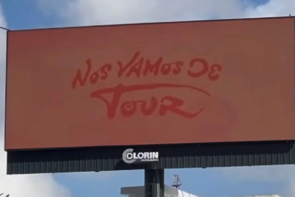 “Nos vamos de tour”: misteriosas vallas desatan intriga tras impactante show