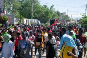 “3,000 gourdes ya”: sector textil se lanza a las calles en medio de crisis