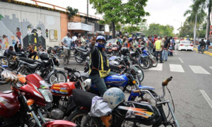 Video muestra violenta agresión de motoristas a chofer en la Autopista Duarte