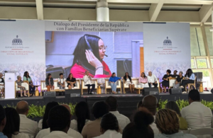 Abinader escucha a beneficiarios de Supérate y destaca avances en protección social