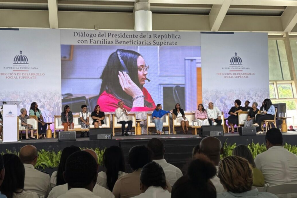Abinader escucha a beneficiarios de Supérate y destaca avances en protección social
