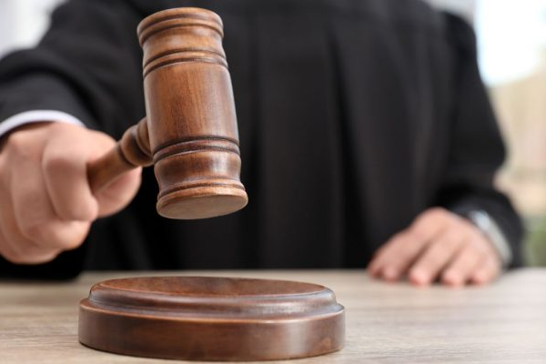 Juez en España es multado por usar ChatGPT para redactar una sentencia