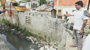 Caasd promete fin de inundaciones en cañada Juan Valdez, pero advierte sobre la basura
