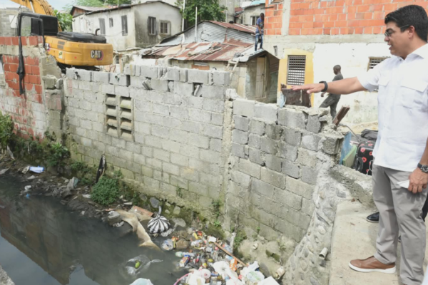 Caasd promete fin de inundaciones en cañada Juan Valdez, pero advierte sobre la basura