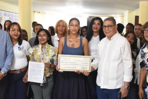 Tokischa visita Hogar Crea y realiza donación de RD$500,000 en apoyo a mujeres en rehabilitación