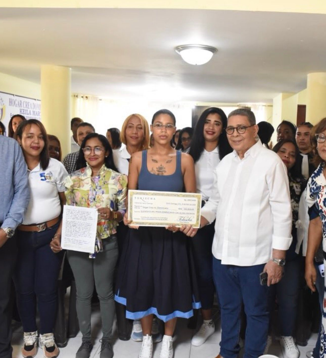 Tokischa visita Hogar Crea y realiza donación de RD$500,000 en apoyo a mujeres en rehabilitación