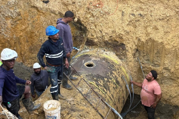 Camión perforador provoca falla en línea de la CAASD y limita el servicio de agua