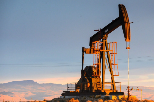 Tensión en el mercado energético: crudo alcanza máximos tras alerta sobre el estrecho de Ormuz