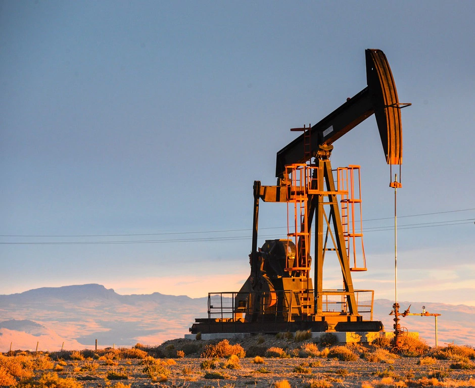 Tensión en el mercado energético: crudo alcanza máximos tras alerta sobre el estrecho de Ormuz